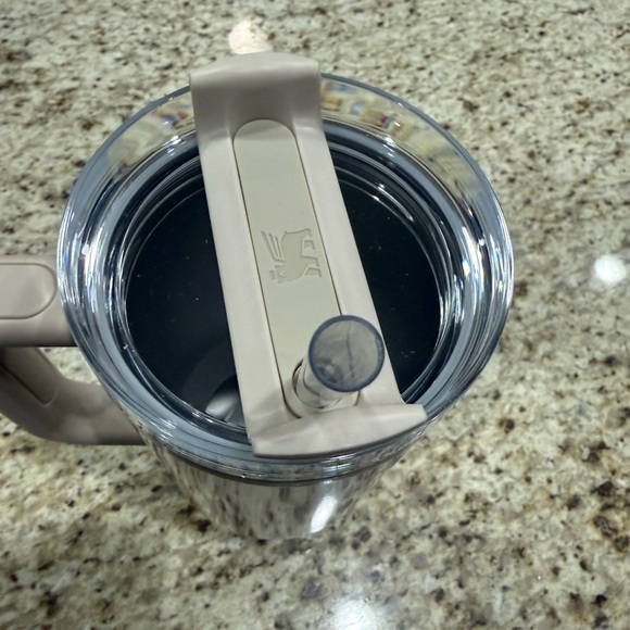 Stanley Gold Quencher H2.0 Tumbler with Handle - Picture 3 of 3